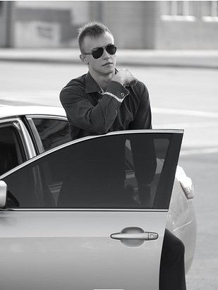 Возле машины