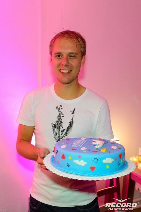 DJ Armin VAN BUUREN с Большим тортом. Девушки все ко мне