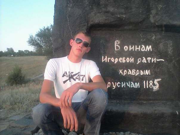 У памятника