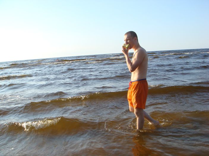 На море