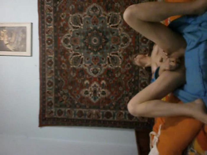 зрелая шлюшка показывает свои прелести 3